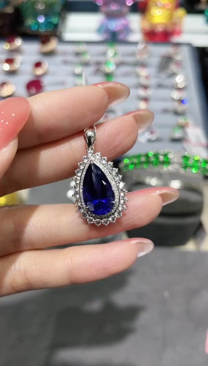 18K金镶嵌坦桑石吊坠