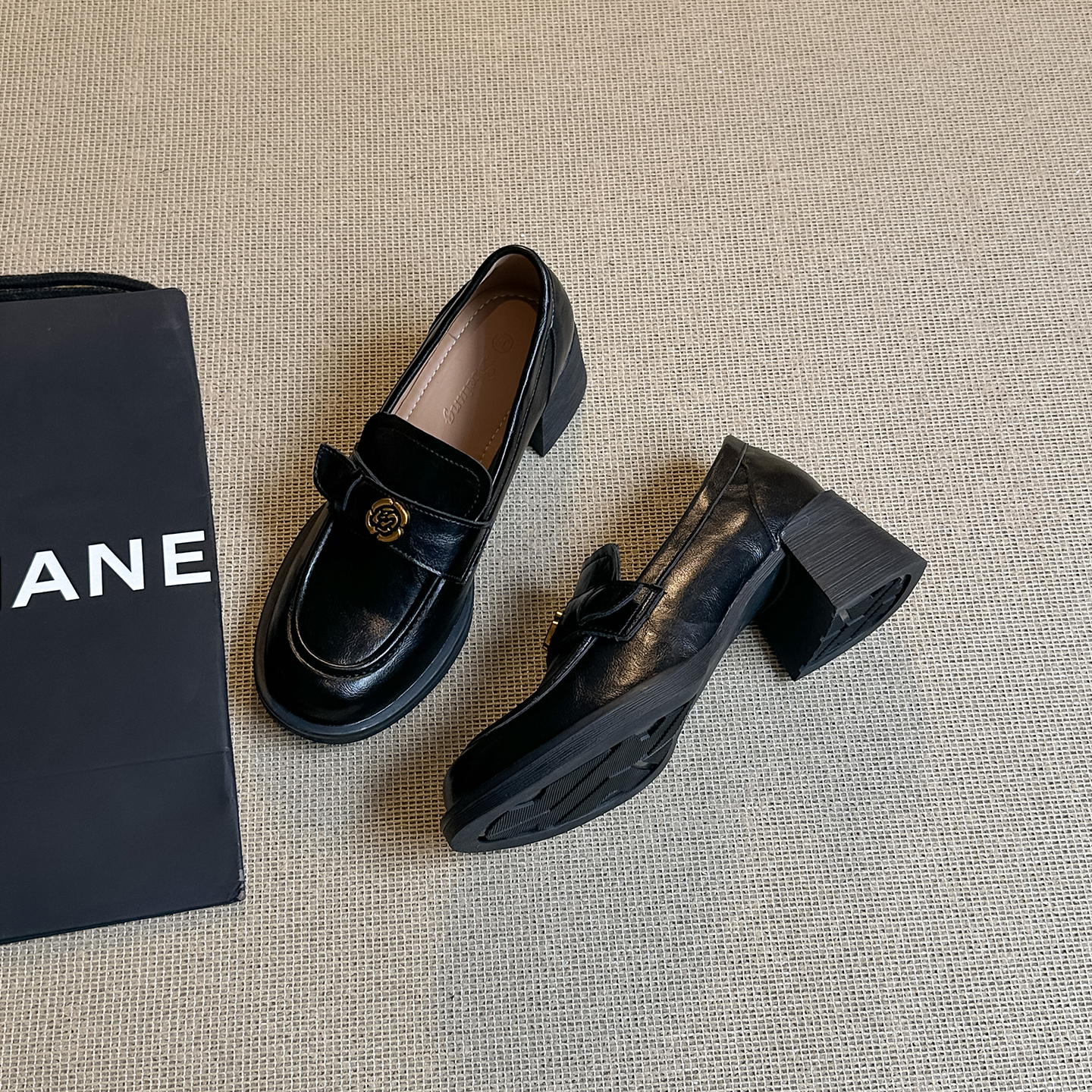 粗跟圆头黑色小皮鞋女2025春秋新款百搭软底乐福鞋通勤百搭女鞋子