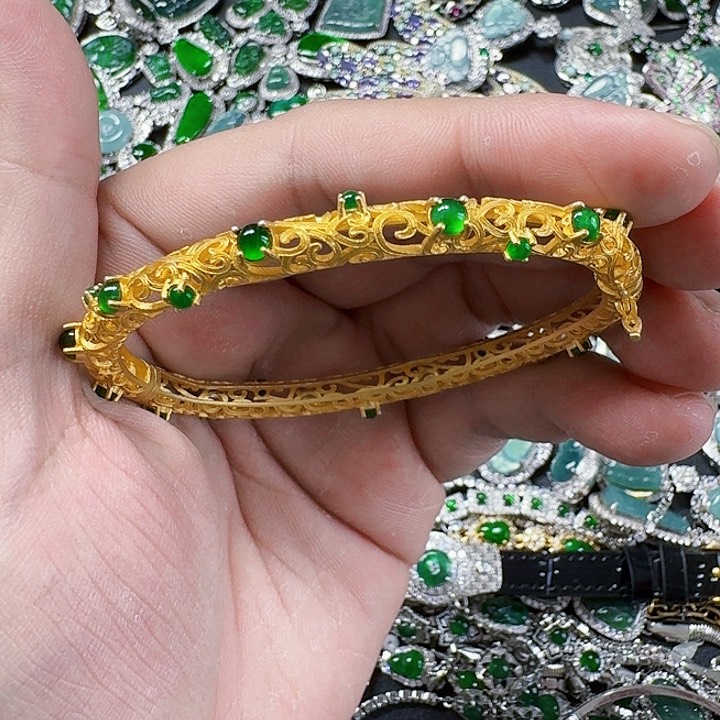 翡翠颈饰未镶嵌天然A货翡翠放漏