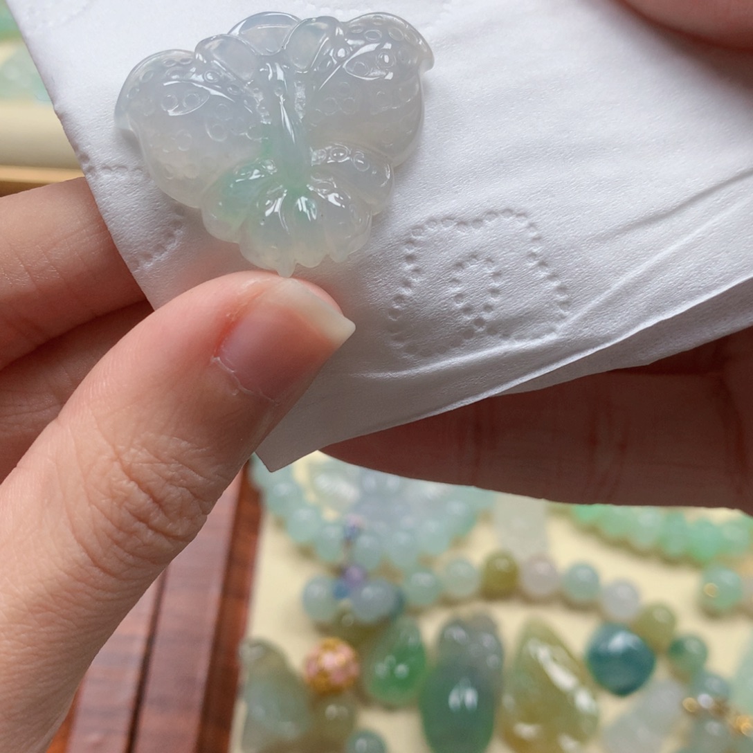 翡翠未镶嵌颈饰是