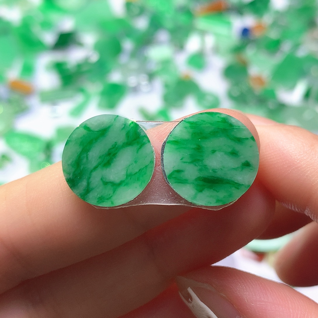 翡翠未镶嵌颈饰无事