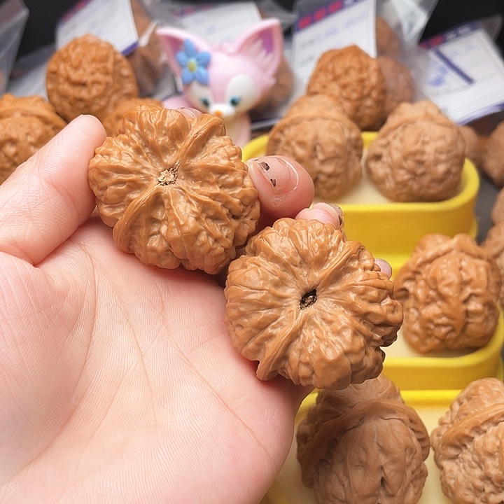 木质类赵*头文玩核桃蛤蟆