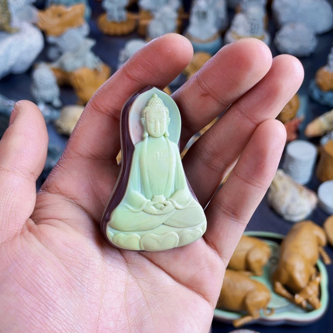 大日如来手把茶宠紫袍玉