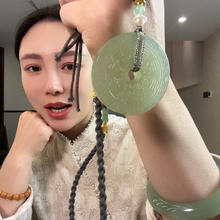 清****蛇纹石玉未镶嵌颈饰