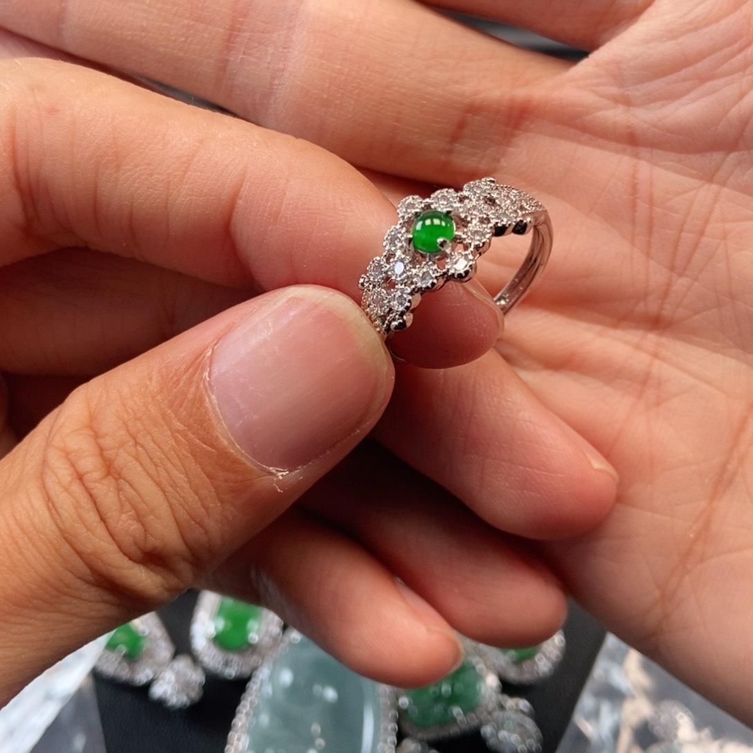 【闪购商品】翡翠吊坠(不含链)未镶嵌