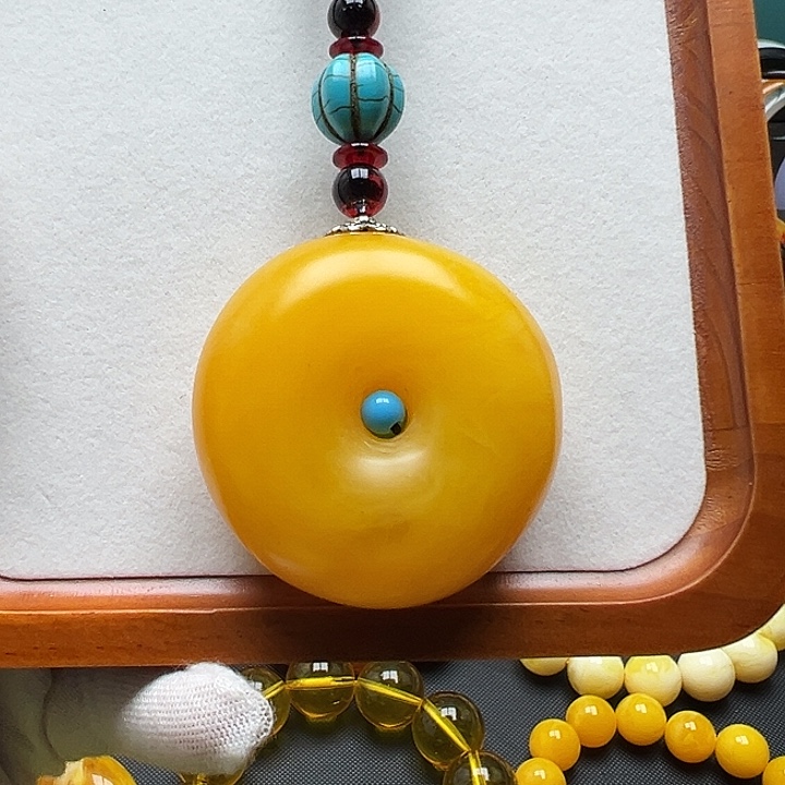 琥珀未镶嵌颈饰手把件