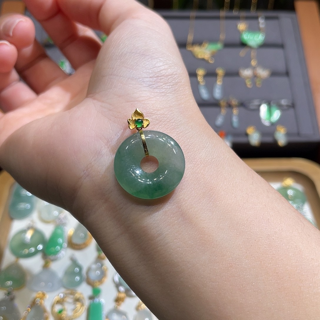 翡翠颈饰18K金镶嵌辣绿甜甜圈