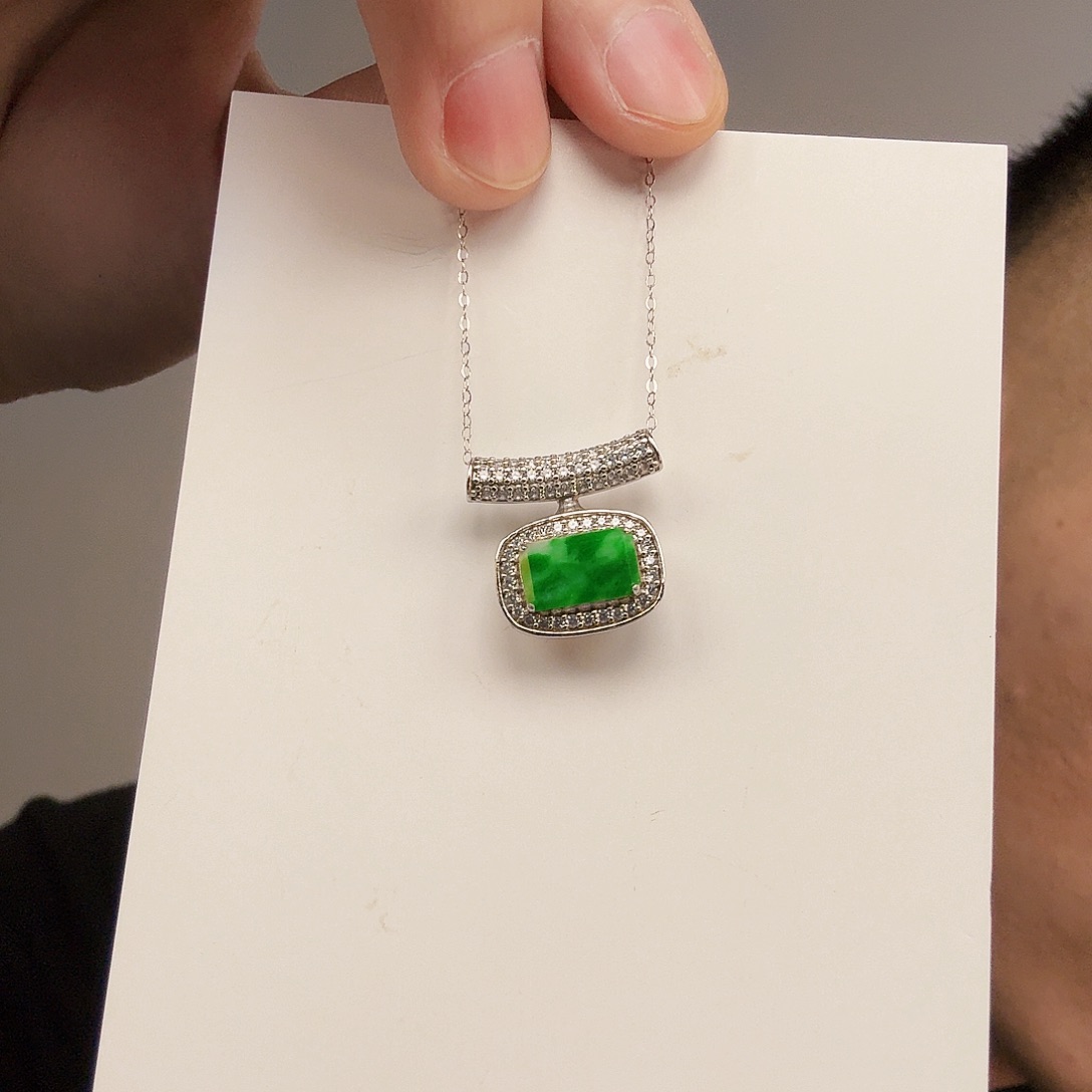 翡翠未镶嵌颈饰一件