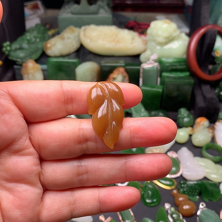 谷***橱和田玉未镶嵌颈饰