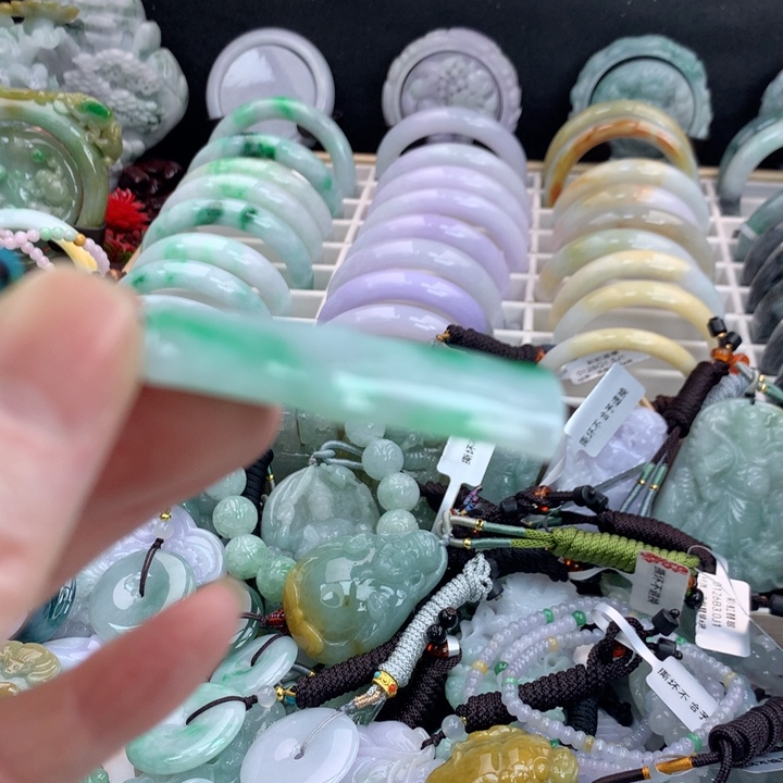 翡翠颈饰未镶嵌吊坠