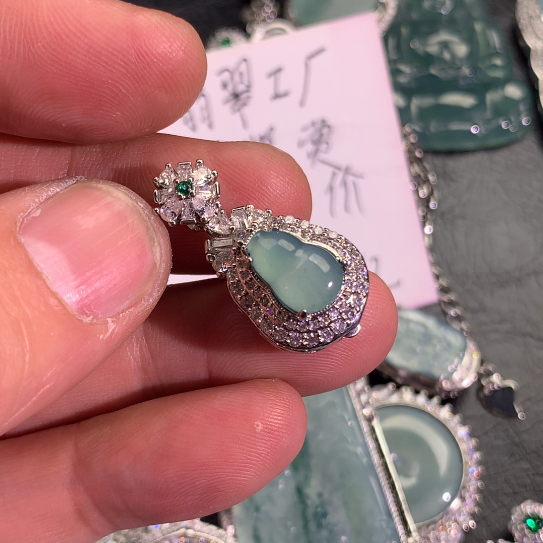 翡翠颈饰未镶嵌葫芦