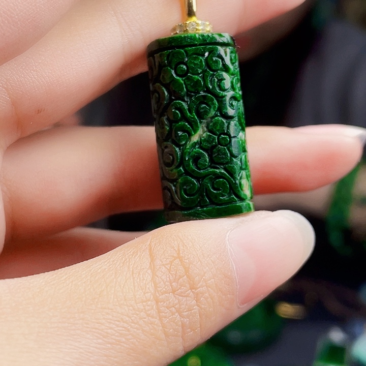 翡翠未镶嵌颈饰多样性