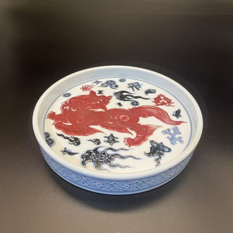 12.7/N400520/00104/驭胜青客/釉里红壶承/直径17.5/高2.8/狮子
