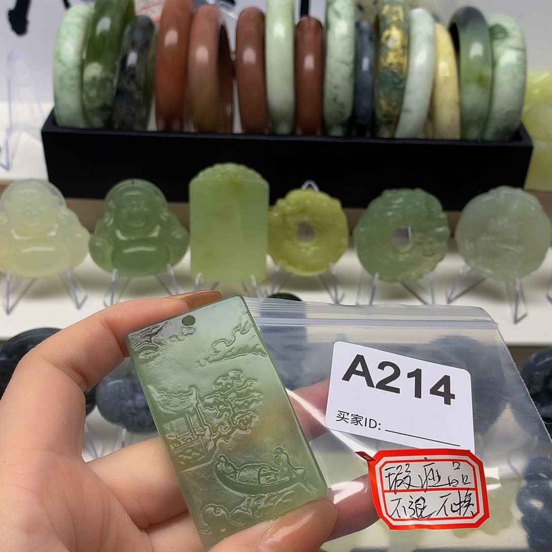 蛇纹石玉颈饰未镶嵌追*人