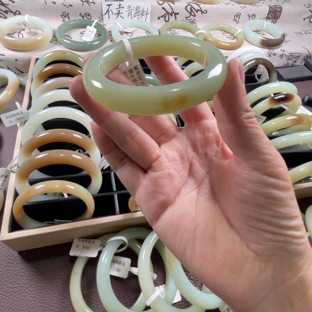 和田玉未镶嵌手镯