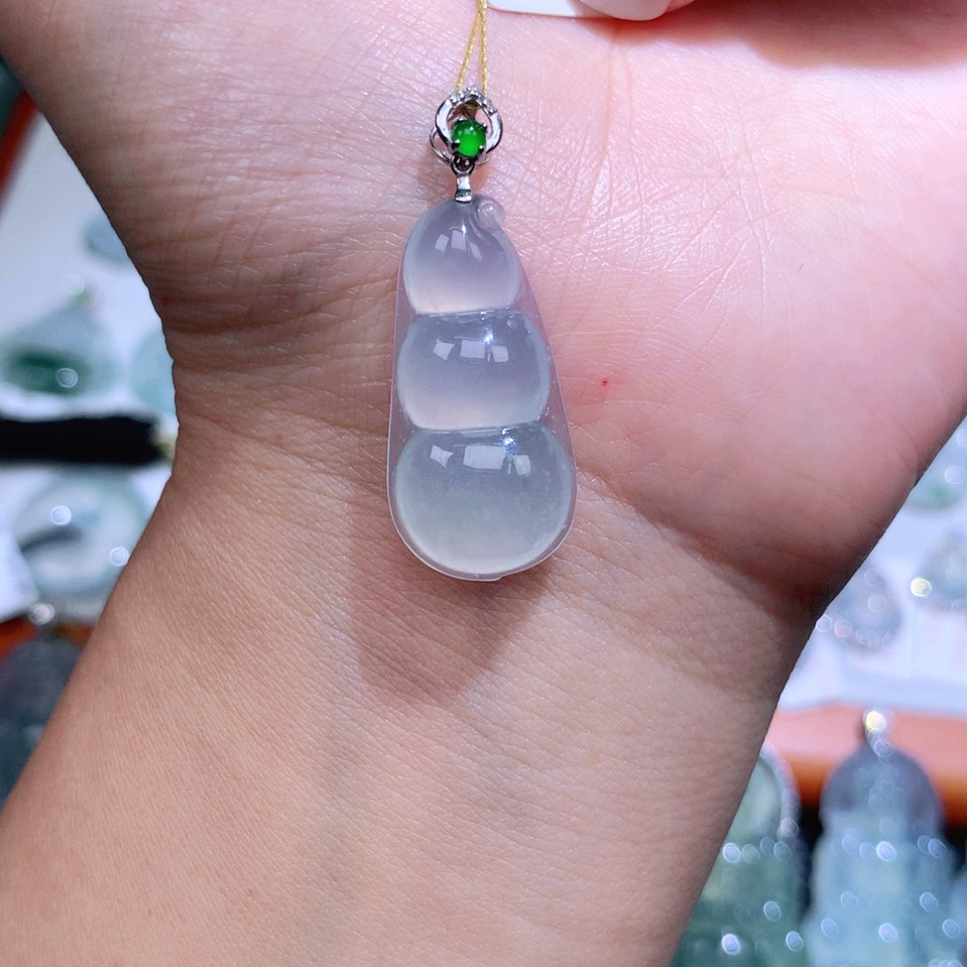 翡翠18K金镶嵌颈饰福豆