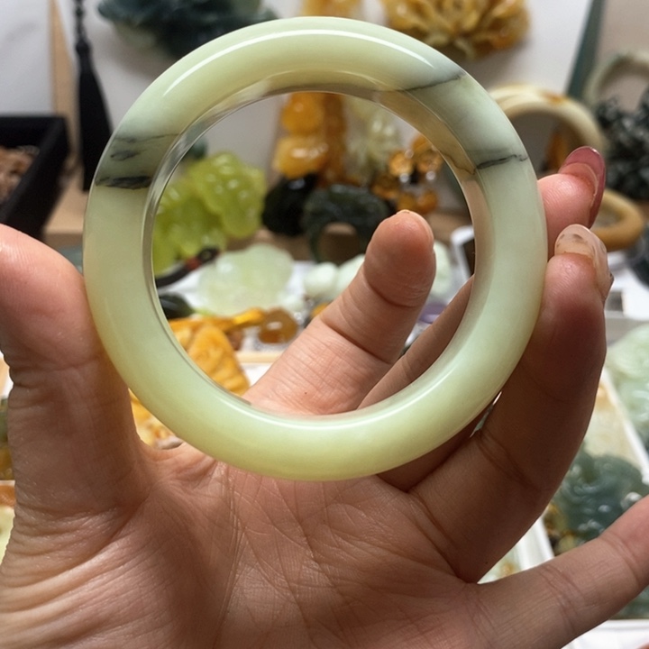 蛇纹石玉手镯未镶嵌