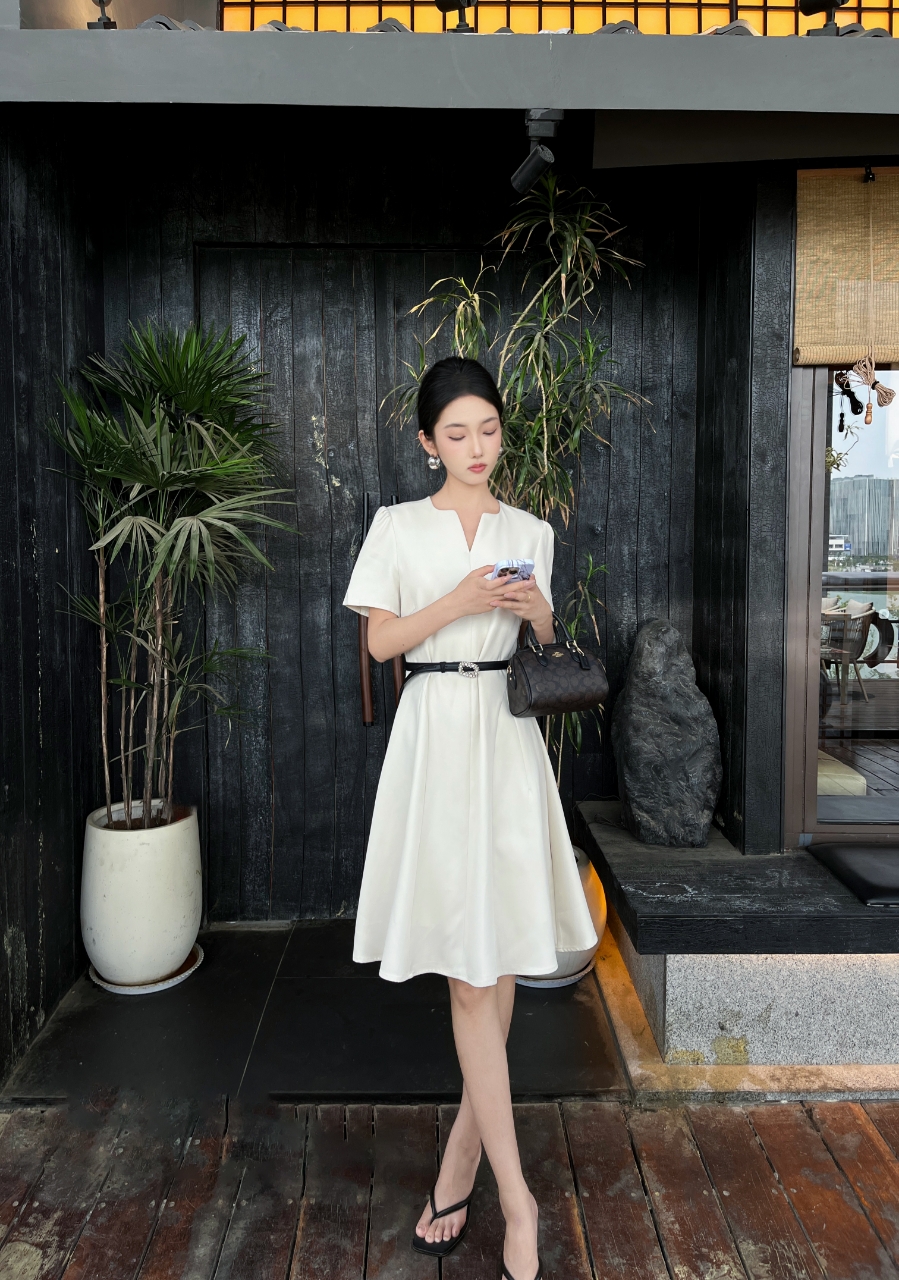 垚山【暮光岛屿】赫本风V领设计感短袖简约气质通勤连衣裙女8681