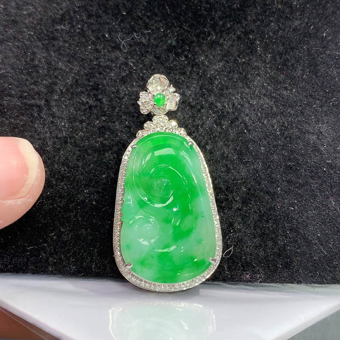 翡翠吊坠(赠链)18K金镶嵌
