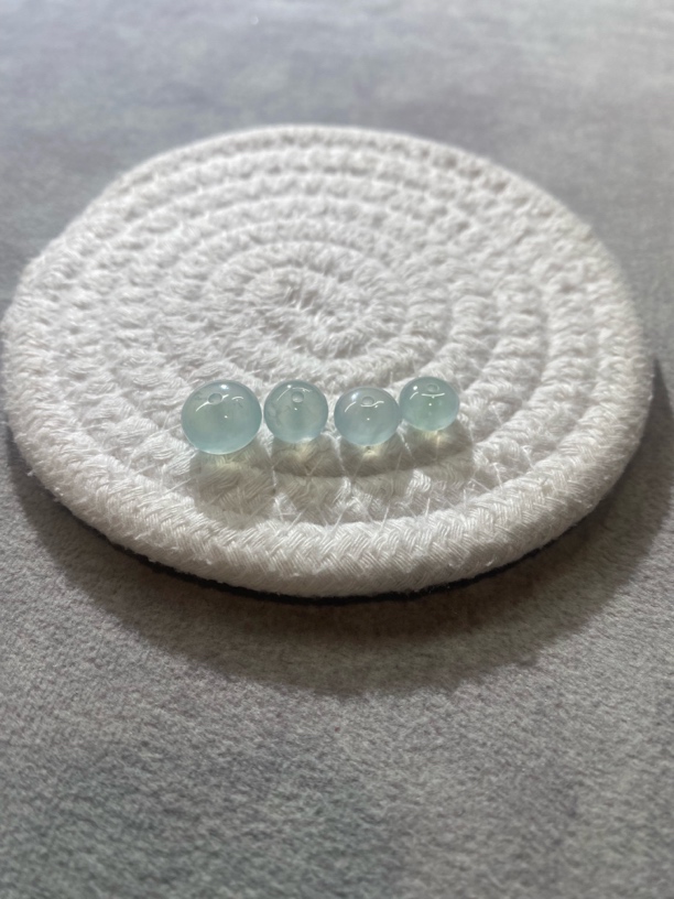 天然翡翠冰种鼓珠一手四颗