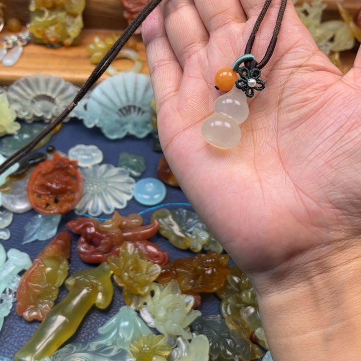 蛇纹石玉合金吊坠