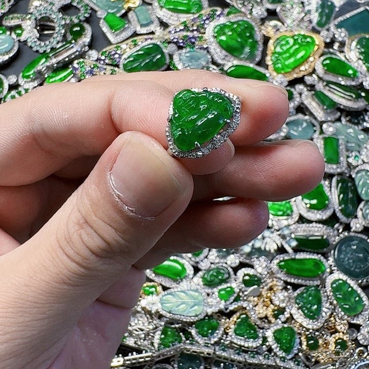 翡翠颈饰未镶嵌天然A货翡翠放漏