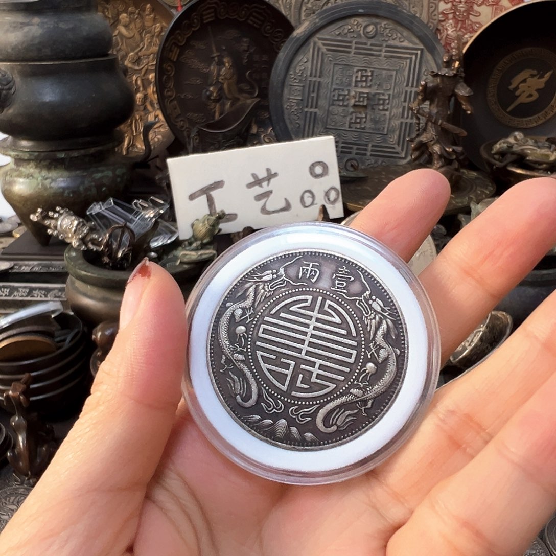 金属银元复古风格摆件