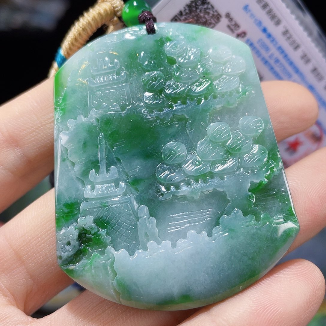 颈饰未镶嵌翡翠?*一