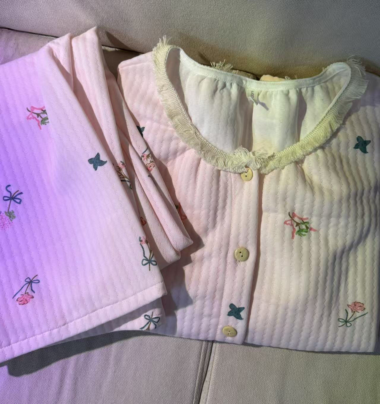 102-秋冬季女款粉满印玫瑰花碎花边开衫长袖长裤套装