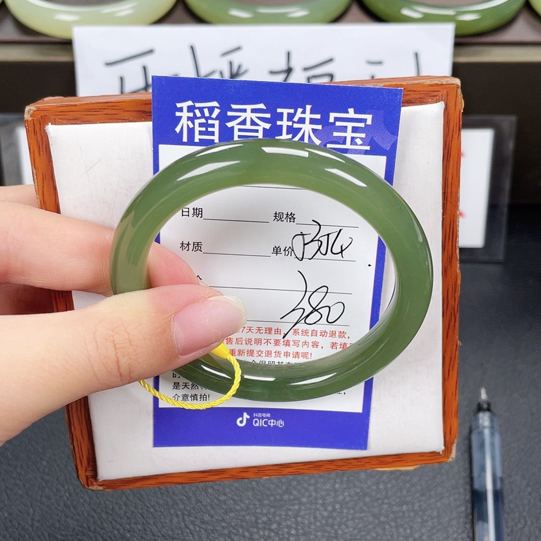 和田玉手镯未镶嵌