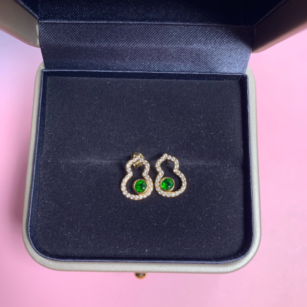 世纪珠宝S925银镀金天然透辉石葫芦款耳钉 圆切