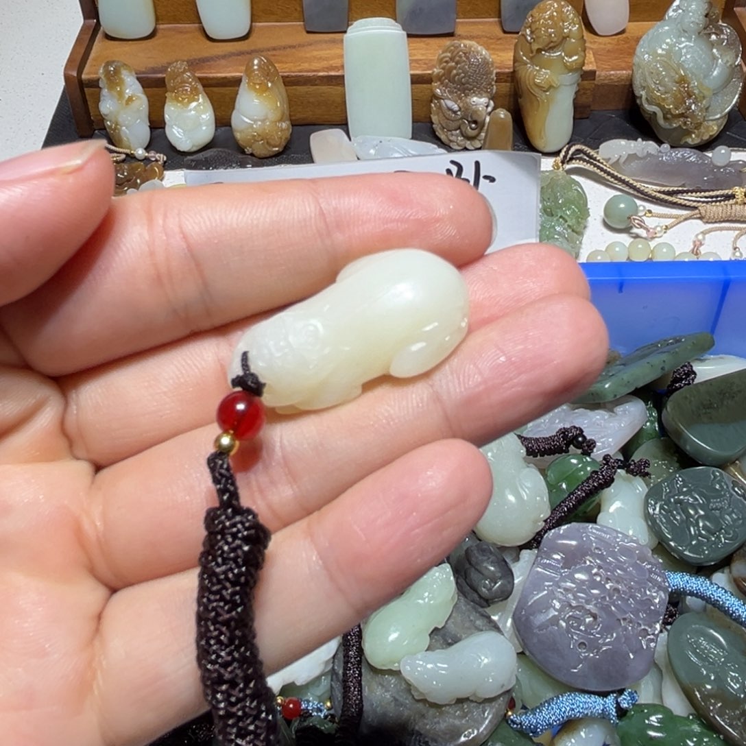 L***e和田玉未镶嵌颈饰