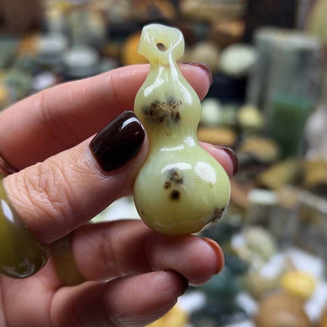 岫玉未镶嵌颈饰水草葫芦