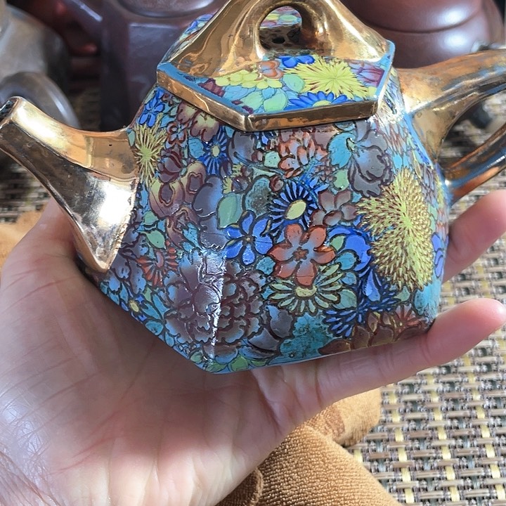 紫砂茶壶原矿泥料手工制作的紫砂壶。