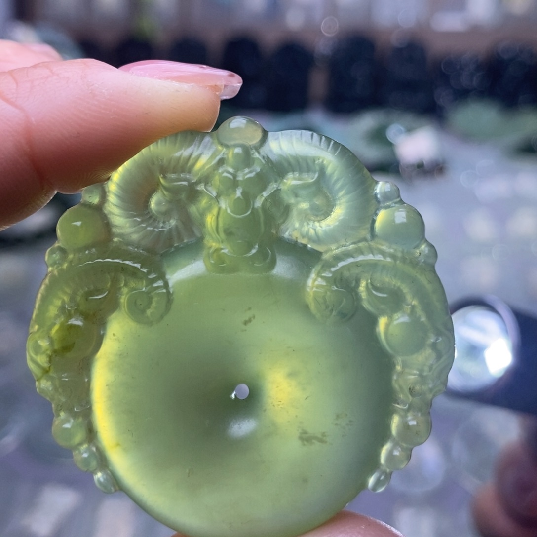 蛇纹石玉未镶嵌颈饰