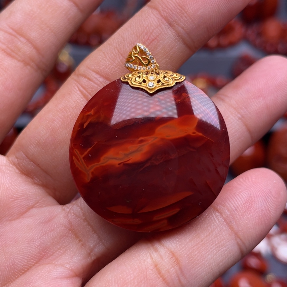 18K金镶嵌南红玛瑙珠宝奇石圆牌吊坠