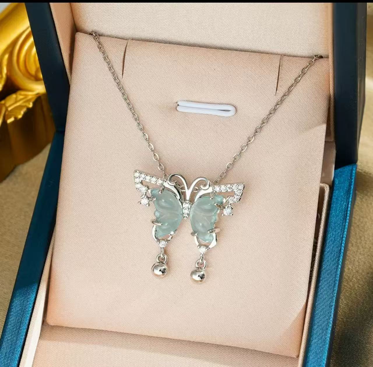 天然纯正天空蓝缅翠蝴蝶吊Z，多样性发一