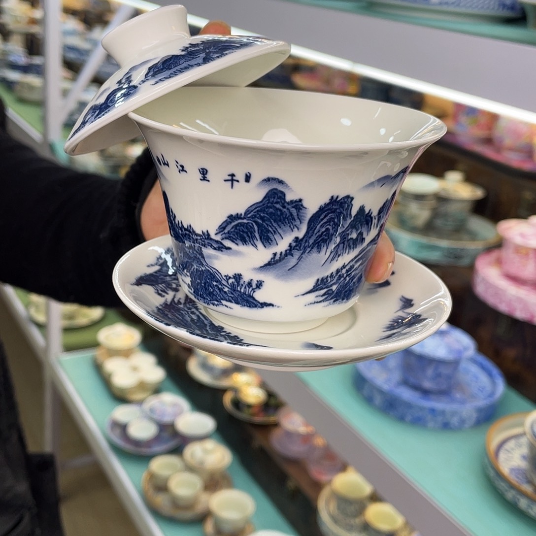 盖碗里的水煮开后放入