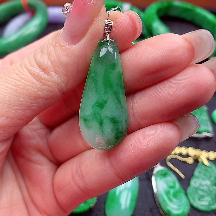 翡翠颈饰18K金镶嵌翡翠