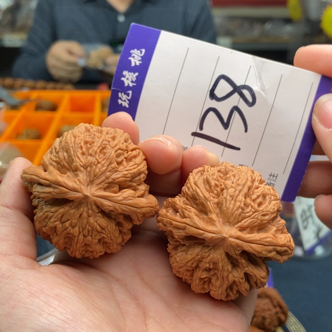 文玩核桃吊坠48粗筋