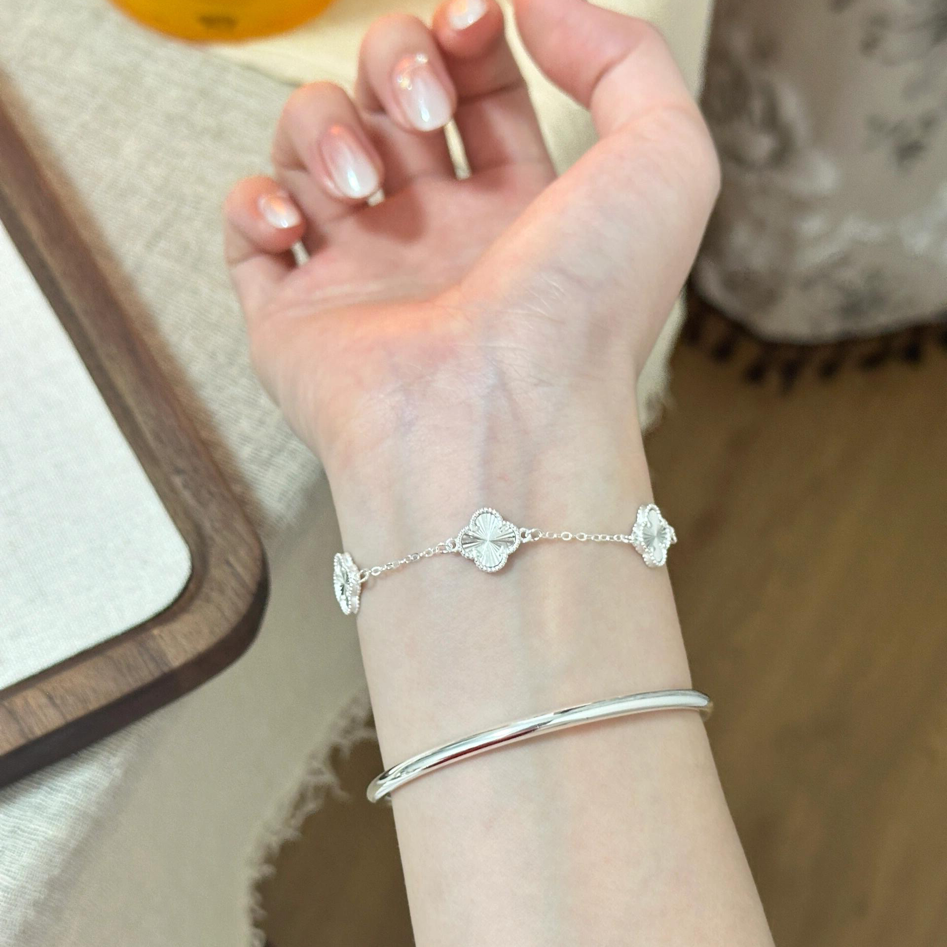 通体拉丝镭射四叶草手链【送手镯】K249