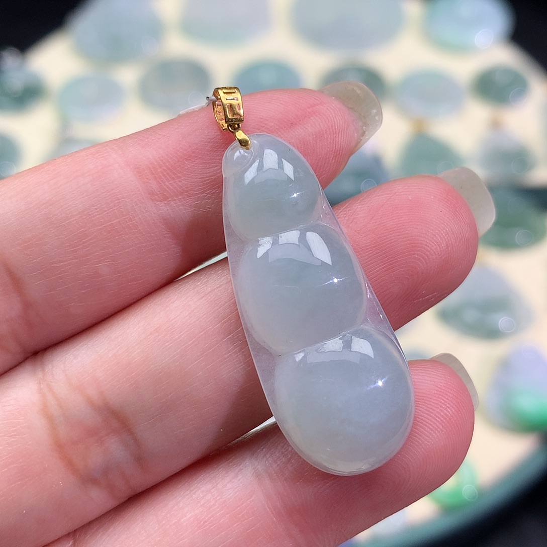 翡翠18K金镶嵌颈饰四季豆