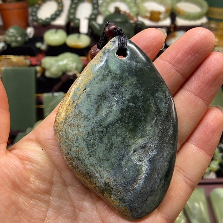 未镶嵌岫岩河磨玉（透闪石质玉）摆件