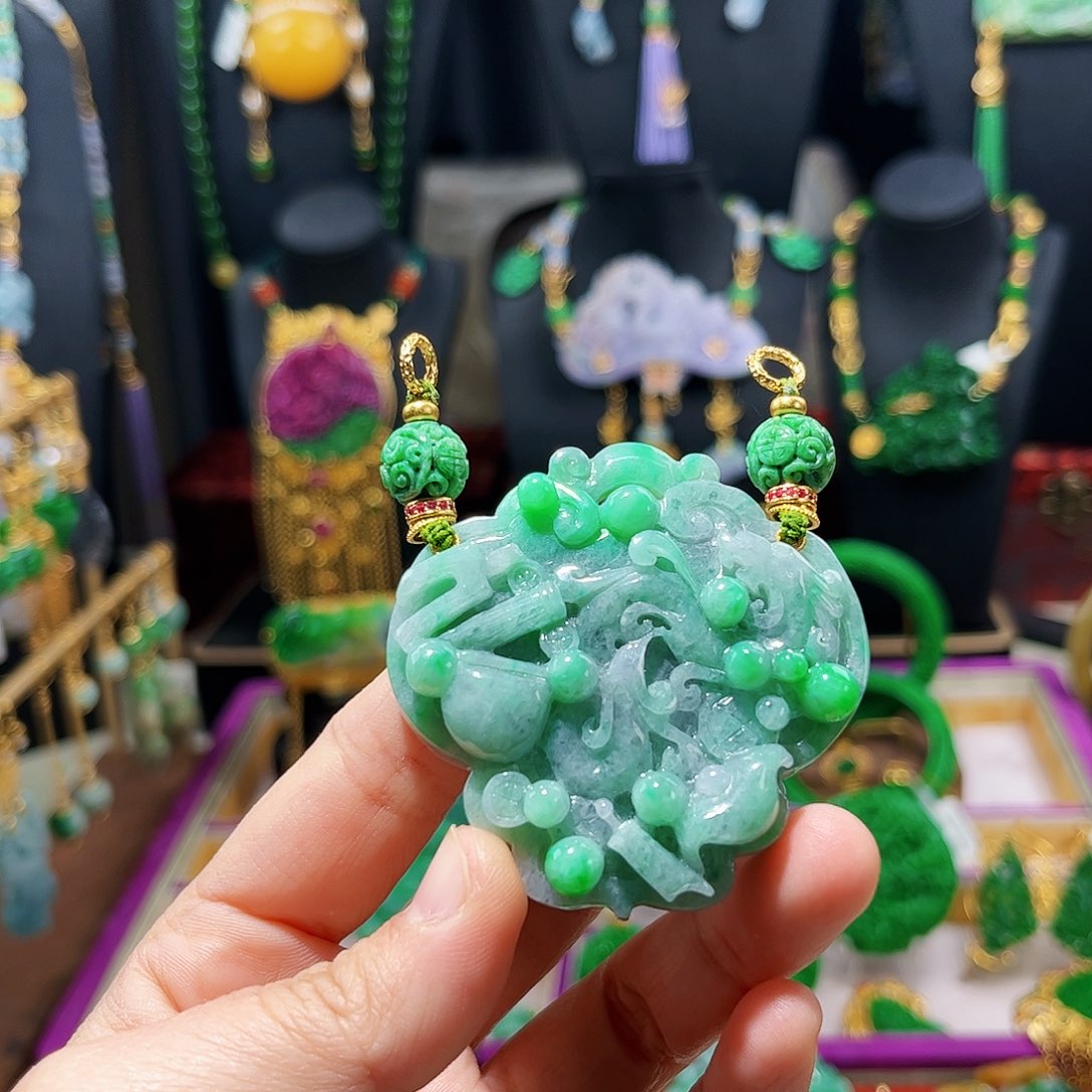 【闪购商品】翡翠吊坠(赠链)未镶嵌 八破图