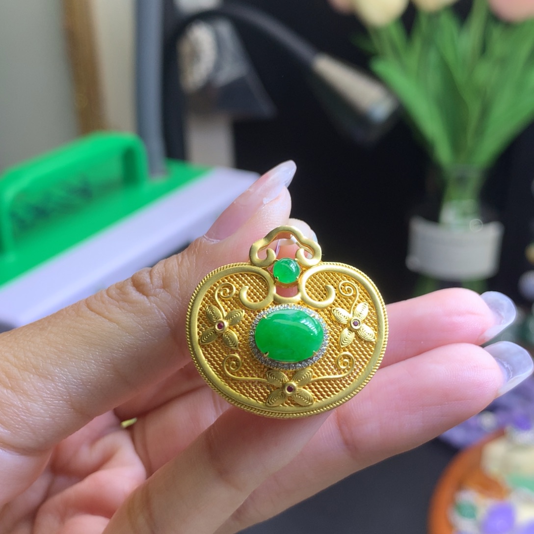 翡翠18K金镶嵌颈饰