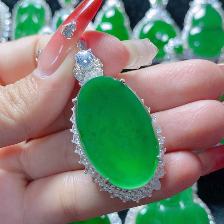 翡翠颈饰未镶嵌                