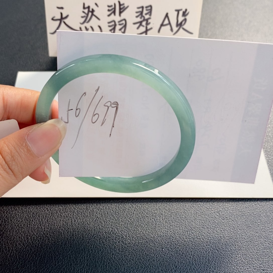 翡翠手镯未镶嵌天然翡翠