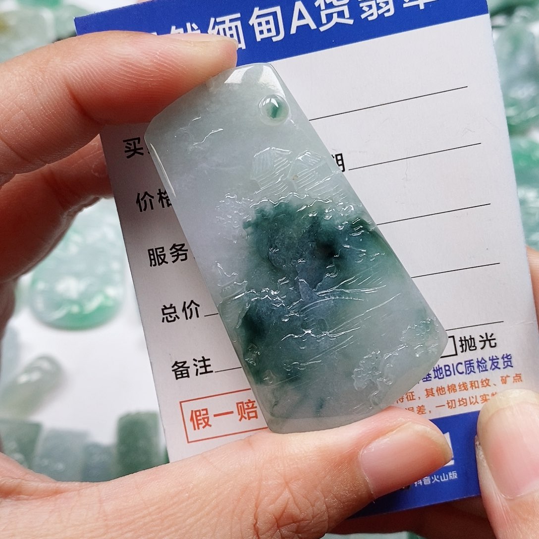 翡翠未镶嵌颈饰山水