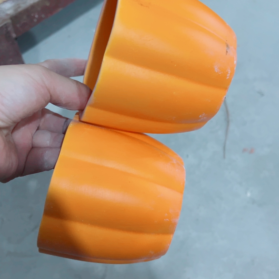 有孔，陶瓷花盆满10米包邮发货。