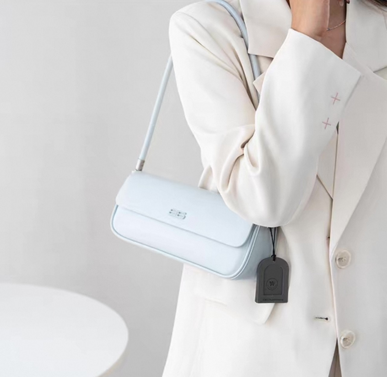 2025新款时尚单肩斜跨中号丝绒法棍包  #8809